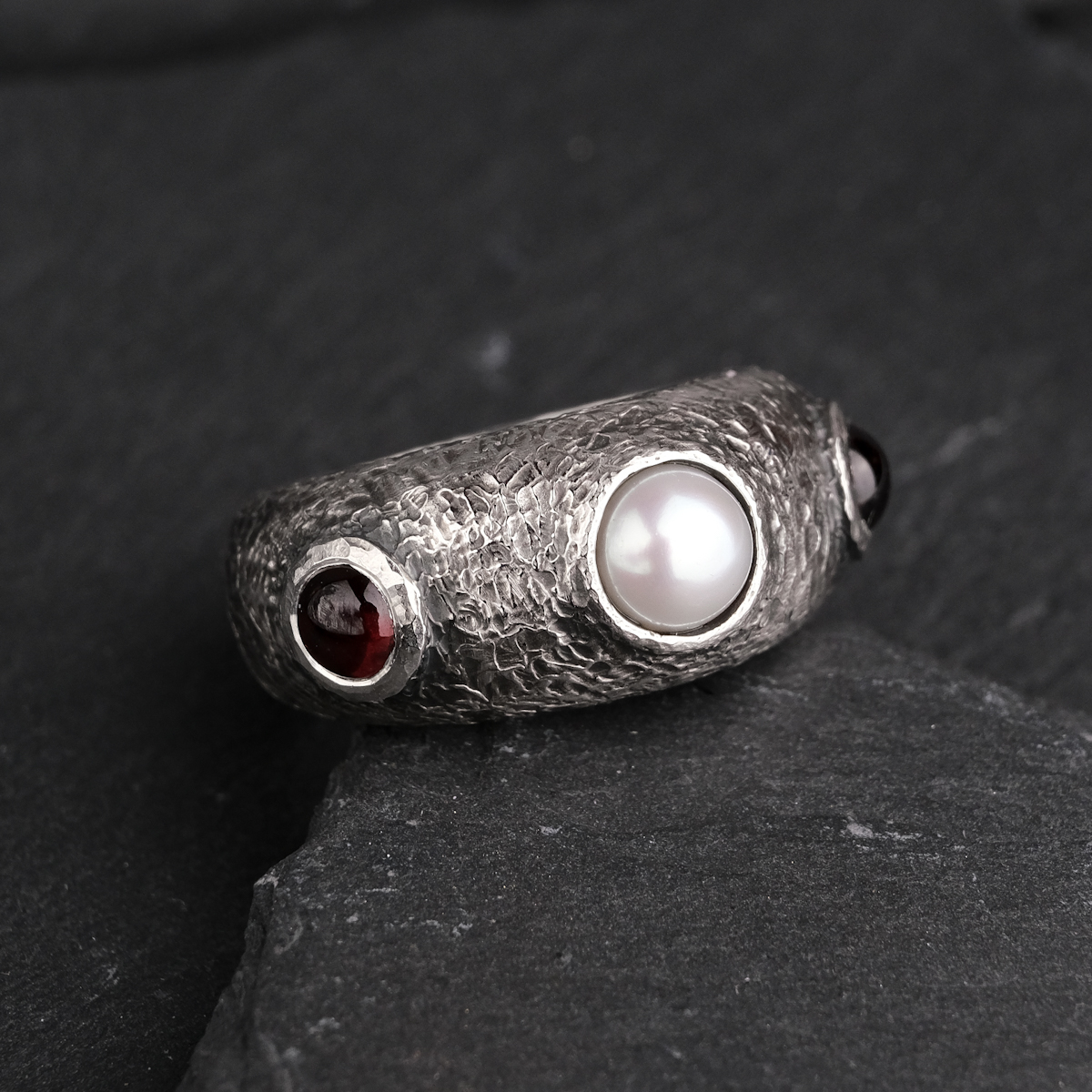 Ring with garnets and pearl - US 8 (18.2) - Image 2