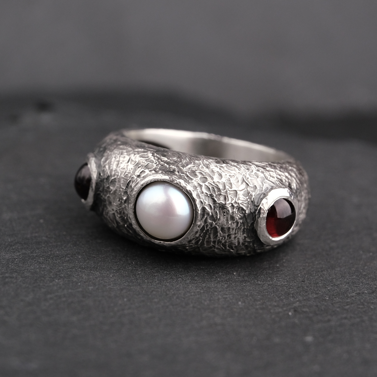 Ring with garnets and pearl - US 8 (18.2)